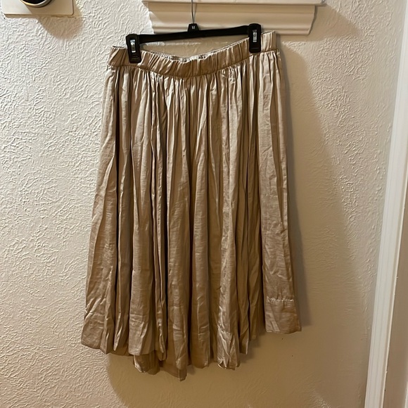 Silky soft polyester skirt - Picture 1 of 4